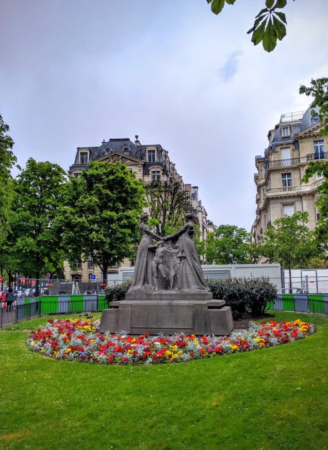 Paris Reine Astrid statue